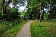 903359 Gezicht op een wandelpad langs het complex van Amateurtuindersvereniging Utrecht Zuid (Oude Liesbosweg 15) te Utrecht.